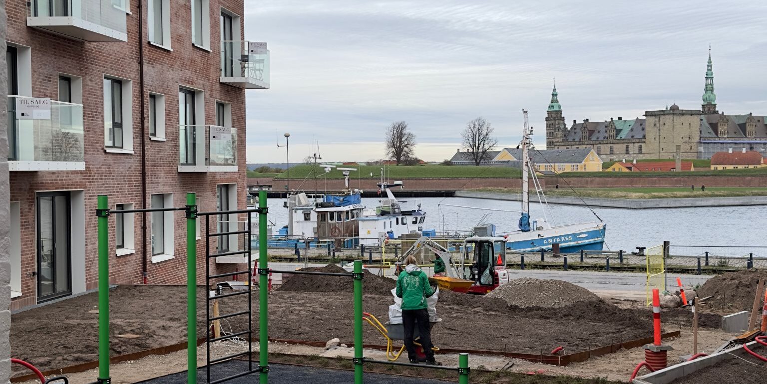 Legestativ ved vandet, byggeri.